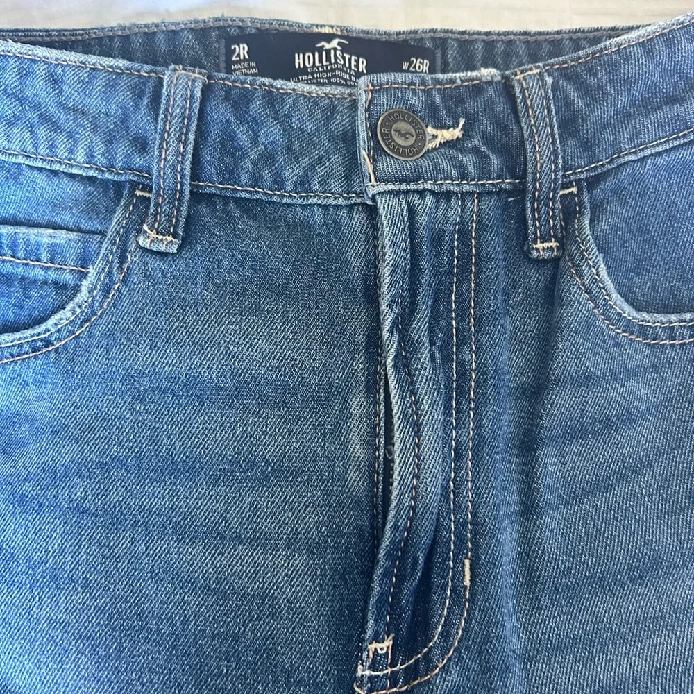 Hollister Women's Ultra High Rise Baggy Jeans - Picture 3 of 8
